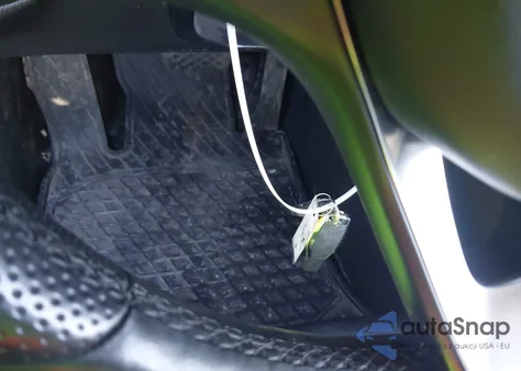 2017 Mercedes-Benz C 300 4Matic z USA, uszkodzony, nr VIN 55SWF4KB3HU187230